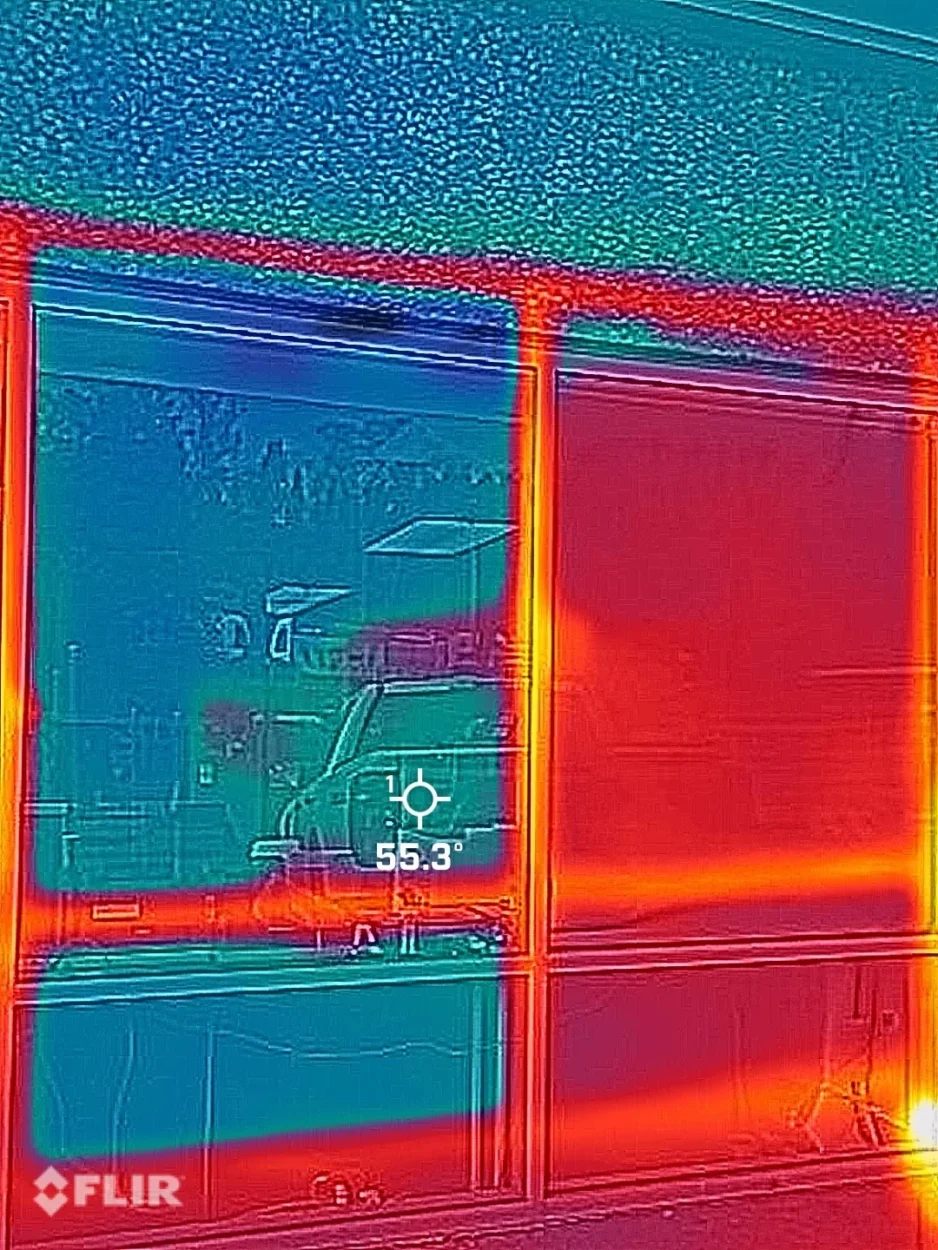 Thermal camera image of a LuxWall vacuum-insulated glass unit beside a standard insulated glass unit, showing two different surface temperatures
